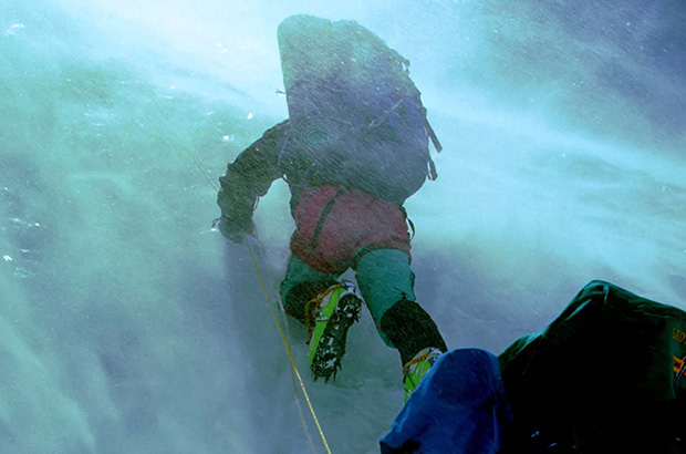 Не пристрахованная к склону верёвка создаёт серьёзные дополнительные риски для связки альпинистов