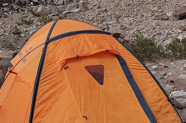 Окошко в тенте палатки Ferrino Pilar II отклеивается через весьма короткое время использования палатки