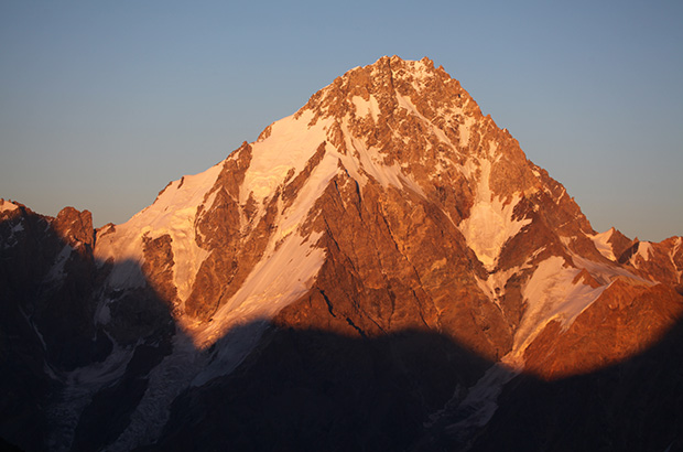 Вершина Дых Тау на Кавказе - одна из самых сложных для восхождений вершин мира
