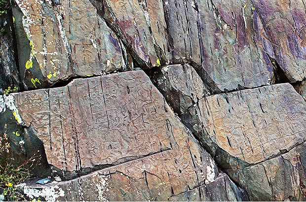Скалы, покрытые петроглифами. Алтай, недалеко от границы с Монголией.