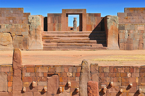 Ворота Солнца - центральная часть религиозного комплекса Тиванаку эпохи Инков в Боливии - масштабы и смысловая насыщенность впечатляют