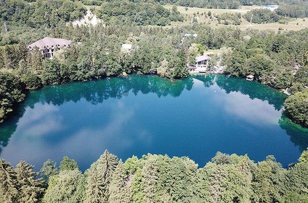 Нижнее Голубое Озеро - невероятно, но это компактное озерцо имеет глубину более чем 400 метров