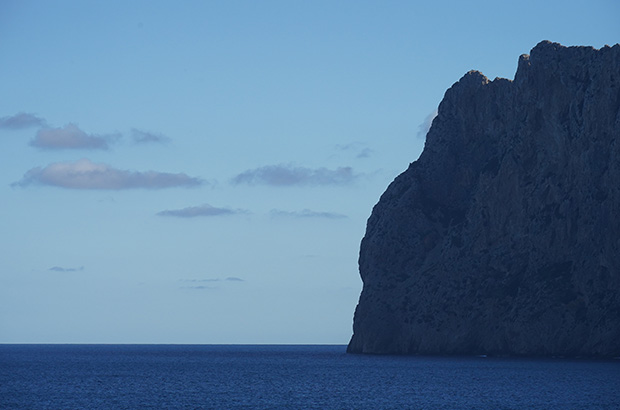 Идеальный горизонт и отвесные скалы - так можно определить характер восточного побережья острова Майорка