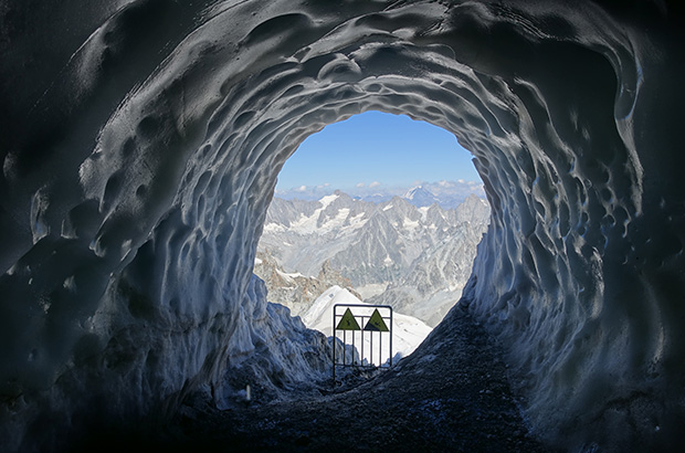 An interesting option for passing from the Mont Blanc glacier to the cable car terminal is through an ice cave
