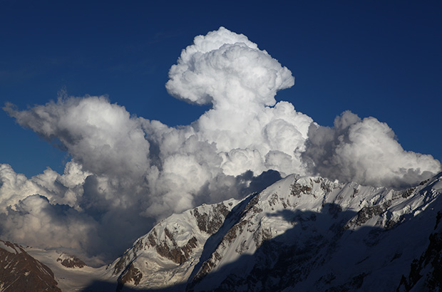 Altocumulus - a cloud of vertical development, a clear sign of an approaching thunderstorm