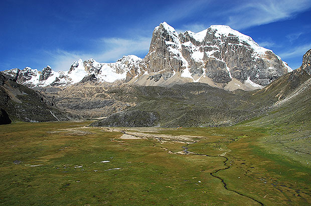 Массив вершины Кариокоча в Кордельера Вайваш - по стенной части горы проложены несколько маршрутов