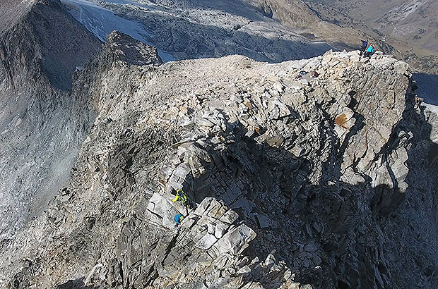 Скальный участок маршрута перед вершиной пика Ането  Набор высоты по маршруту составляет 1400 м, в прогулочном темпе м