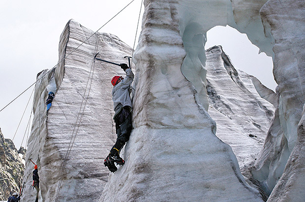 Тренировка по ледолазанию на леднике