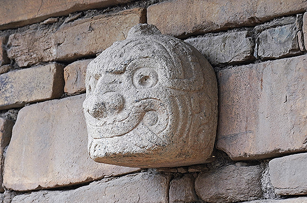 Одна из странных архитектурных деталей комплекса Чавин - характерная для этой культуры - голова на конце короткого каменного блока
