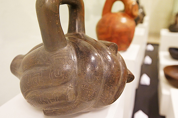 Ритуальные сосуды, найденные при раскопках комплекса Чавин. Музей