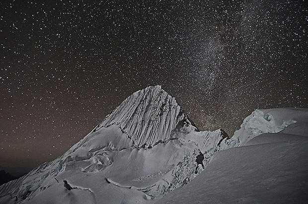 Фантастическое зрелище - вершина Альпамайо на фоне Млечного Пути в ясную безленную ночь
