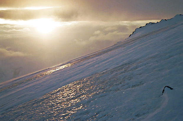Сверхплотный зимний бутылочный лёд на Эльбрусе. Не питайте иллюзий - самозадержание при помощи ледоруба в случае падения - невозможно