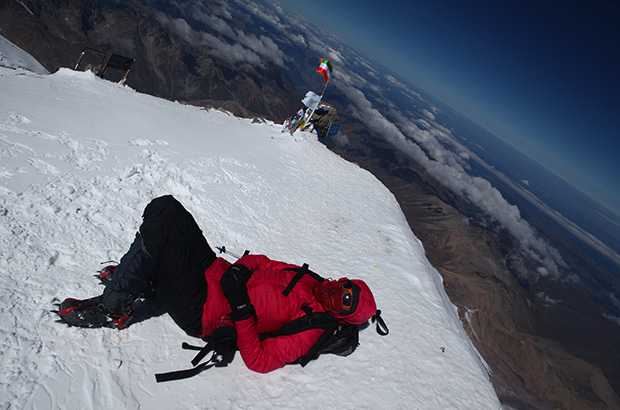Falling from fatigue at the summit of Mount Elbrus. Not an accident, but a well-deserved break