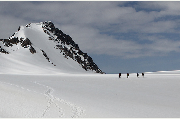 Crossing roped the Dzhainkau-Ginkyoz glacier - climbing Mount Elbrus along the east route