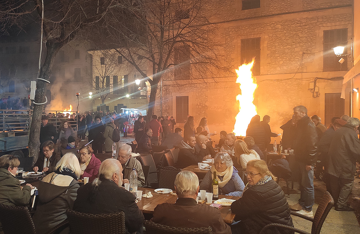 Hot bonfires are burning in all corners of the town of Pollença. Festival participants enjoy fun and free food