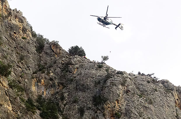 Evacuation of the victim from the climbing route on Sa Gubia