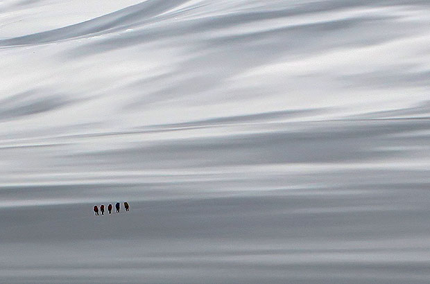 Связка альпинистов пересекает ледовое плато на Эльбрусе, одно из моих любимых фото