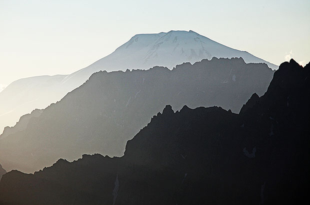 Далёкий вид на вершину Эльбрус с востока