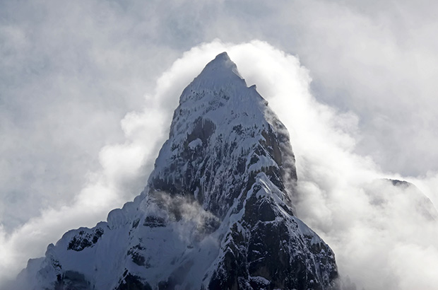 Сиула Гранде 6344 м - одна из красивейших и самых сложных для восхождений вершин Перуанских Анд