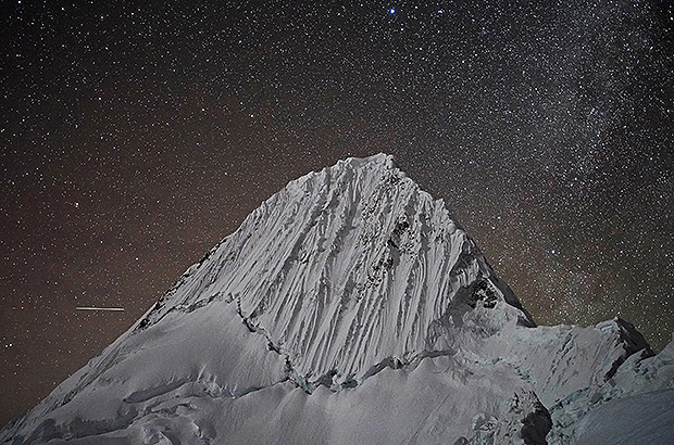 Ночной вид на Альпамайо из штурмового лагеря 5500 м