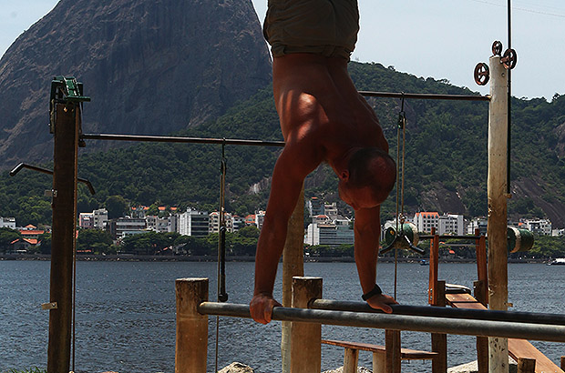 Тренировка на уличном тренажёре в Рио де Жанейро