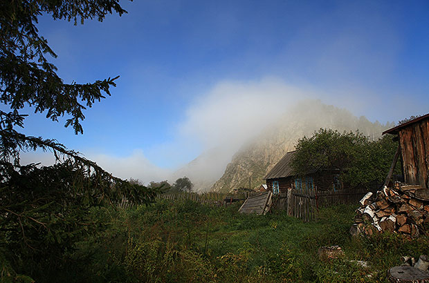 Morning in the village of Tungur - the beginning of the journey through Altai.