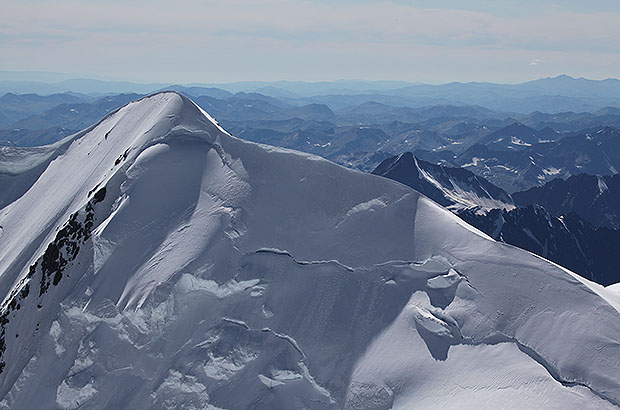 Southeast ridge of Belukha peak.