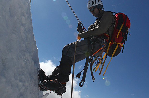 Спуск по верёвке с использованием устройства ATC на маршруте на гору Ушба, Кавказ