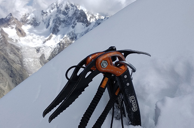 In addition to intended use, I test equipment from various brands on the most difficult mountaineering routes