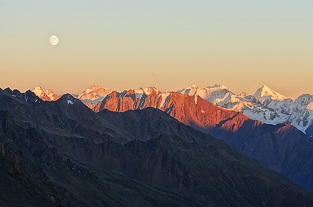 Закат над Главным Кавказским хребтом, вид с перевала Ирик Чат на восхождении на Эльбрус