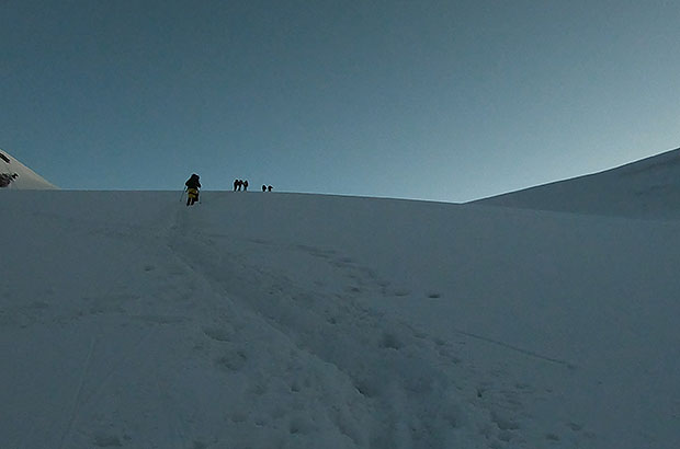 Ранний старт восхождения на вершину Казбек