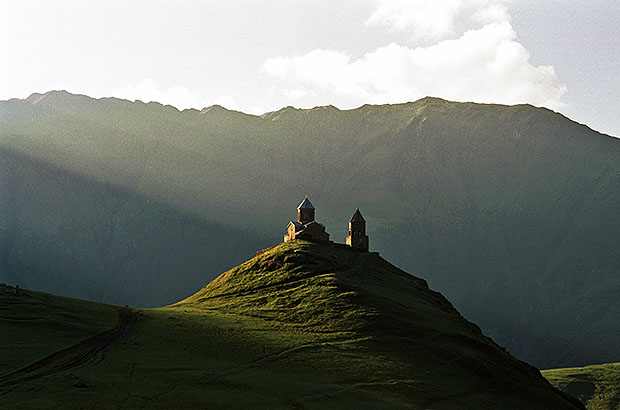 Монастырь Гергети у подножия горы Казбек