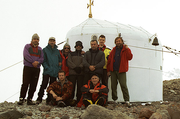 Сборная команда альпинистов готовится к восхождению на Ушбу