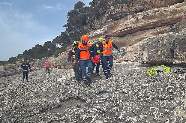 Transportation of the climbing accident victim to the helicopter in the rock sector of Cala Figuera, Mallorca