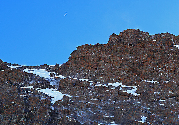 Ветер гонит позёмку по скалистым островкам на склоне Тубкаля