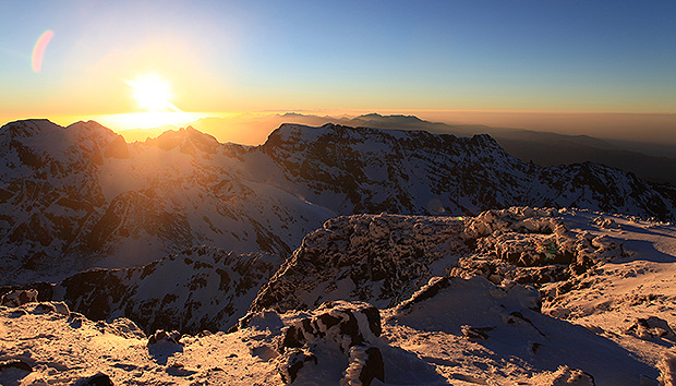 Начало потрясающего спектакля - закат солнца над Атласскими горами с вершины горы Тубкаль