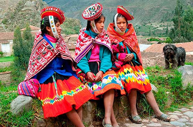Деревенские модницы в традиционных перуанских нарядах