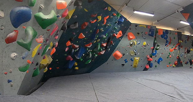 Тренажёр (скалодром) для занятий боулдерингом