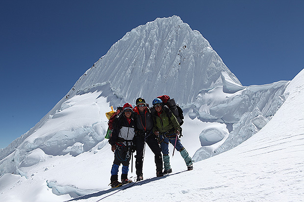 Восхождение Школы MCS AlexClimb на самую красивую гору мира - Альпамайо