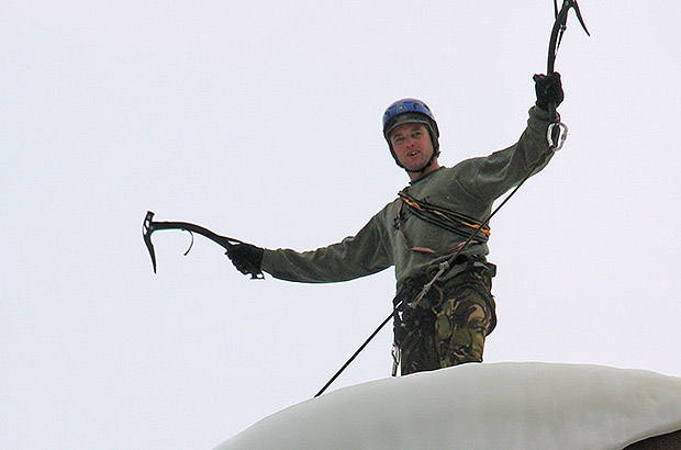 Climbing with iceclimbing equipment to a frozen water pump