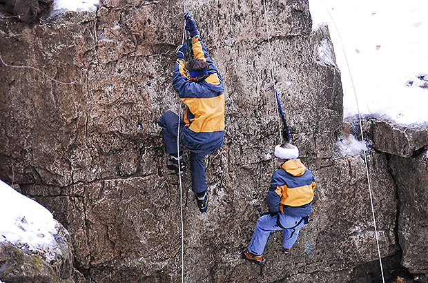 Drytooling training for beginners is a very dubious know-how from mediocre organizers. The photo shows a cumulative violation of all mountaineering safety standards
