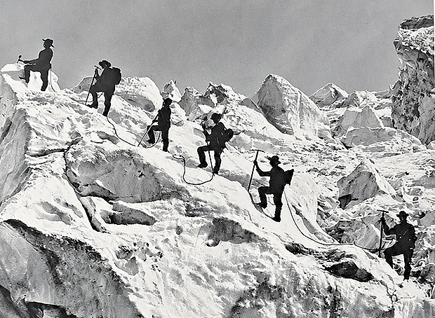Группа альпинистов проходит ледник в Швейцарских альпах, 1890 год