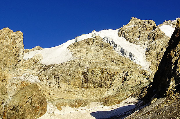 Panorama of the most problematic section of the Dykh Tau route - climbing the pass between Misses Tau and Dykh Tau, condition as of September 2022
