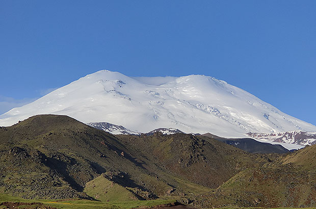 Вершина Эльбруса - вид из базового лагеря Северный Джалы Су