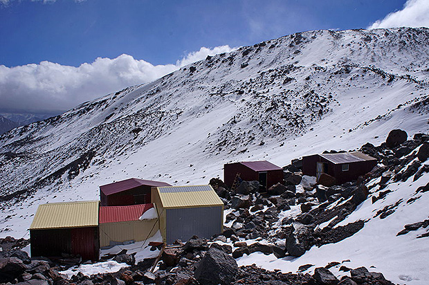 Альпинистский приют на северном склоне Эльбруса на высоте 3800 м