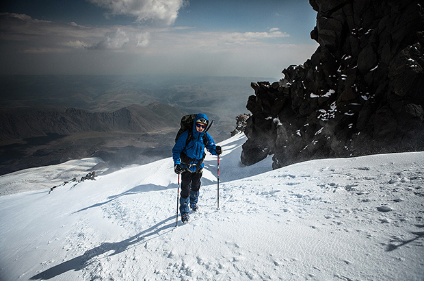 Climbing Mount Elbrus from the north - the strongest wind instantly blocks the trail with snow