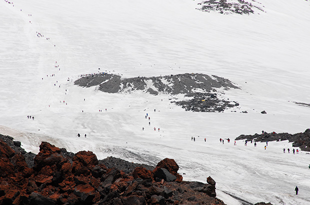 A huge number of people on the southern slope of Mount Elbrus