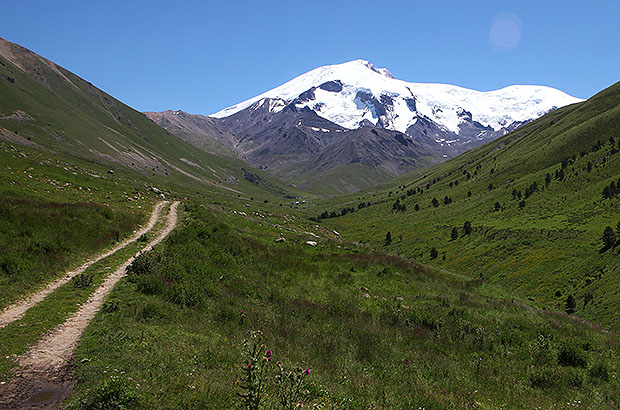 4x4 road to Western Djaly-Su - the beginning point of the West route to Elbrus