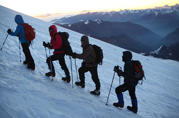 Группа поднимается по заснеженному южному склону Эльбруса - самый популярный маршрут восхождения