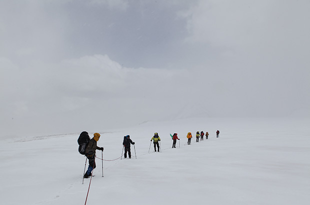 Переход через ледник на маршруте на Эльбрус с востока